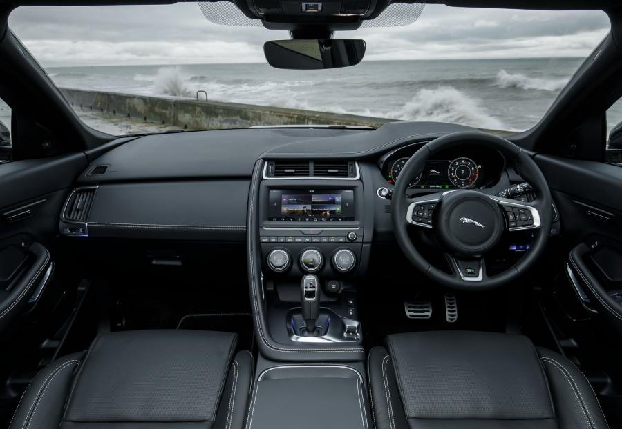 Торпедо Jaguar E-Pace R-Dynamic P300 AWD 2017 года  (UK) (фото 38 из 44)